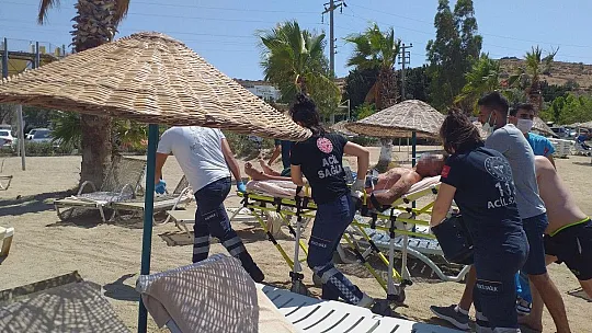 Denizde çırpınan genç, boğulmak üzereyken kurtarıldı