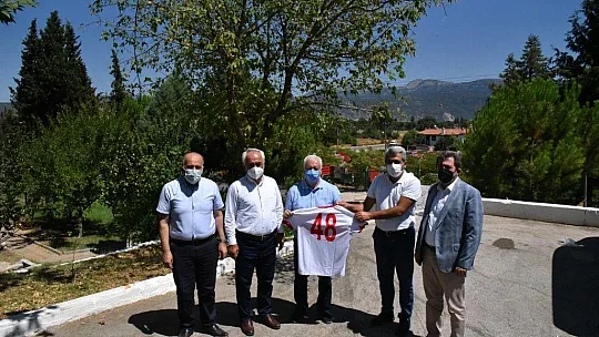Azerbaycanlı ateş savaşçılarına Türk milli takım forması hediye edildi