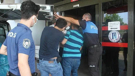 Annesini yemek masasında bıçaklayarak öldüren zanlı tutuklandı