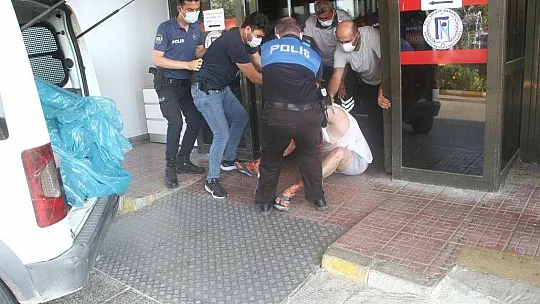 Yemek masasında tartıştığı annesini bıçaklayarak öldürdü