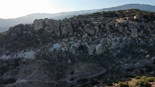 Türkiye'nin en yaşlı kayaları yangından kurtuldu