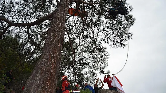 Kurtarma Ekipleri Ağaçlardan Paraşütçü Topluyor