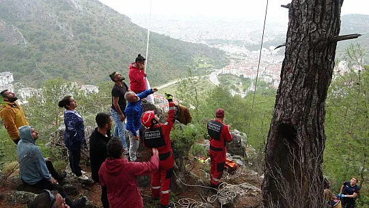 Kurtarma Ekipleri Ağaçlardan Paraşütçü Topluyor