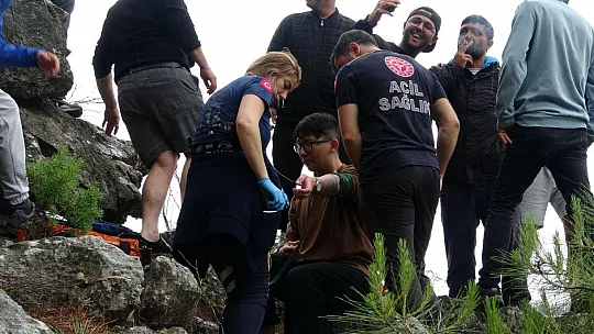 Kurtarma Ekipleri Ağaçlardan Paraşütçü Topluyor