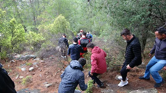 Kurtarma Ekipleri Ağaçlardan Paraşütçü Topluyor