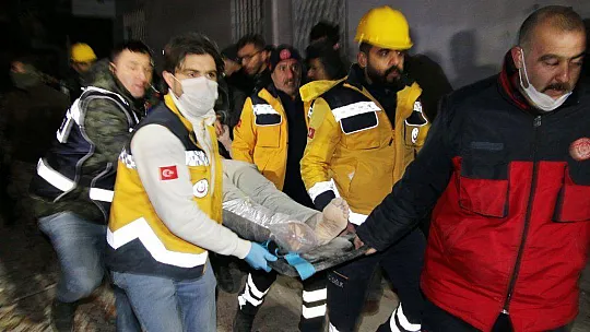 Bakanlar deprem bölgesine gitti