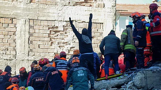 Bakanlar deprem bölgesine gitti