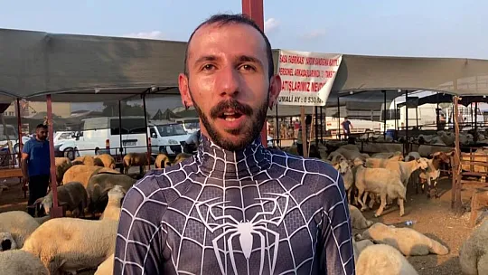 'Örümcek Adam' kurban pazarında