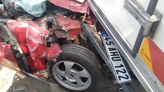 Gaz pedalı takılı kalan otomobil kamyonete çarptı: 2 yaralı
