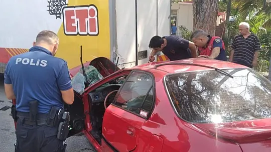 Gaz pedalı takılı kalan otomobil kamyonete çarptı: 2 yaralı