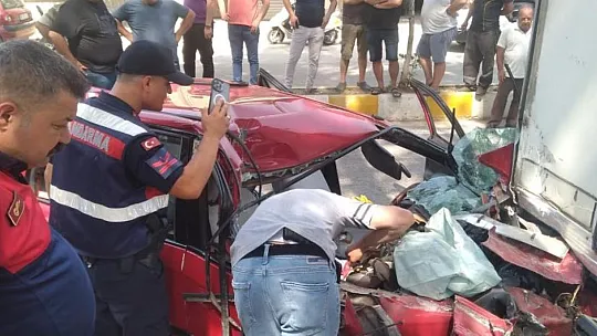 Gaz pedalı takılı kalan otomobil kamyonete çarptı: 2 yaralı
