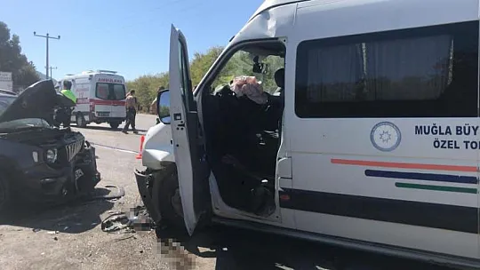 Otomobil ve minibüs kafa kafaya çarpıştı: 8 yaralı