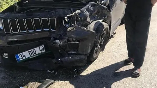Otomobil ve minibüs kafa kafaya çarpıştı: 8 yaralı