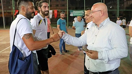 Ayak tenisi turnuvasında ödüller sahiplerini buldu