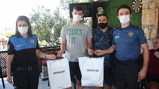 Ayakkabı için biriktiği parası çalınan genci polis sevindirdi