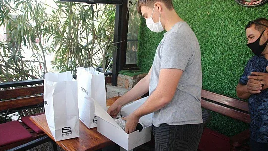 Ayakkabı için biriktiği parası çalınan genci polis sevindirdi