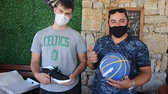 Ayakkabı için biriktiği parası çalınan genci polis sevindirdi