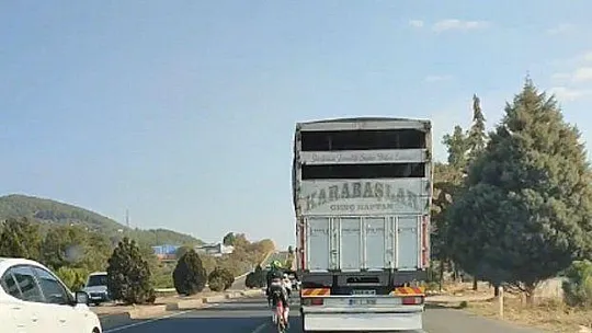 AYDIN-MUĞLA KARAYOLUNDA BİSİKLETLE TEHLİKELİ YOLCULUK KAMERADA