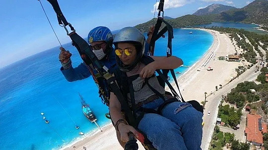 Aylardır en riskli görevi yürüten sağlık çalışanları, gökyüzünde stres attı