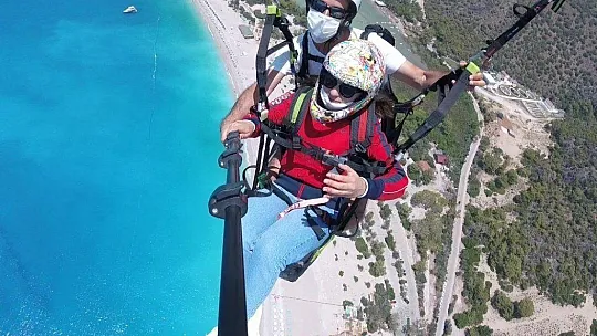 Aylardır en riskli görevi yürüten sağlık çalışanları, gökyüzünde stres attı