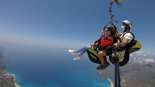 Aylardır en riskli görevi yürüten sağlık çalışanları, gökyüzünde stres attı