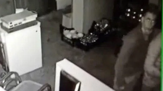 Aynı işyerine ikinci kez giren hırsızlar kameralara yakalandı