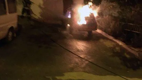 Aynı sokakta ikinci araç yangını