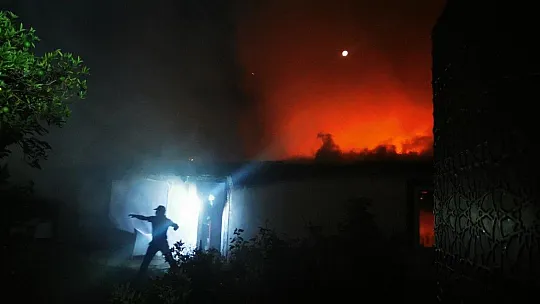 Ayrılmayı kabul etmeyen koca evi ateşe verdi
