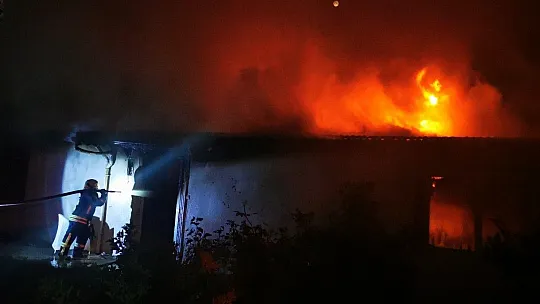 Ayrılmayı kabul etmeyen koca evi ateşe verdi