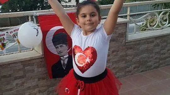 Fethiye'de evde kalan çocukların 23 Nisan coşkusu
