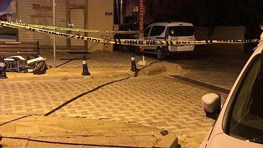 Baba ve oğula evlerinin önünde pusu