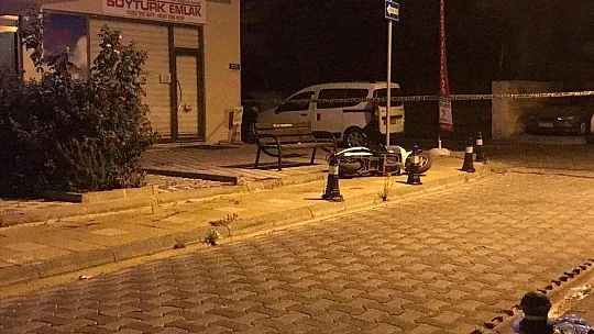 Baba ve oğula evlerinin önünde pusu