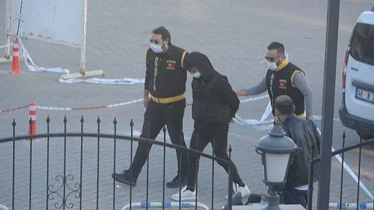 Babasını kalbinden bıçaklayıp öldürmüştü, tutuklandı