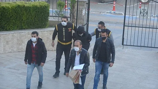 Babasını kalbinden bıçaklayıp öldürmüştü, tutuklandı