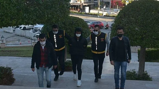 Babasını kalbinden bıçaklayıp öldürmüştü, tutuklandı