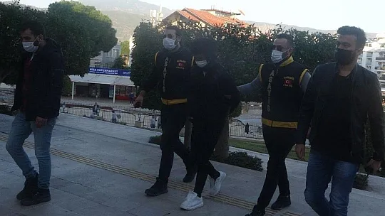 Babasını kalbinden bıçaklayıp öldürmüştü, tutuklandı