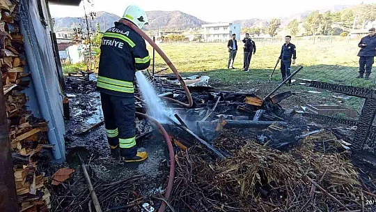 BAHÇEDEKİ ODUNLAR TUTUŞTU EV YANMAKTAN KURTULDU