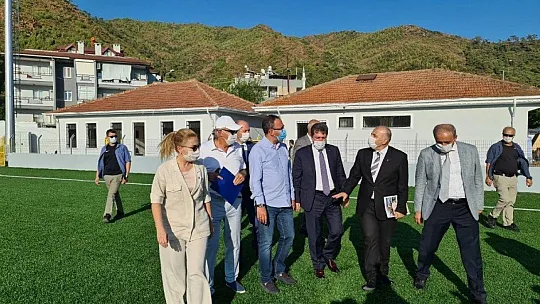 Bakan Kasapoğlu teknede kahve içti, yenilenen Marmaris Şehir Stadyumu'nu gezdi