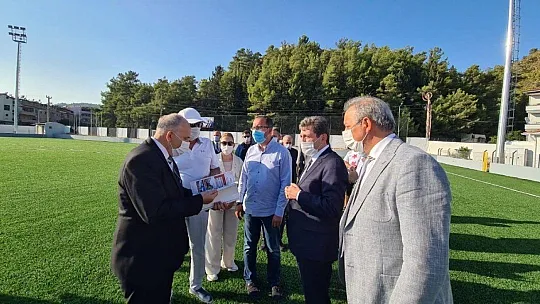 Bakan Kasapoğlu teknede kahve içti, yenilenen Marmaris Şehir Stadyumu'nu gezdi