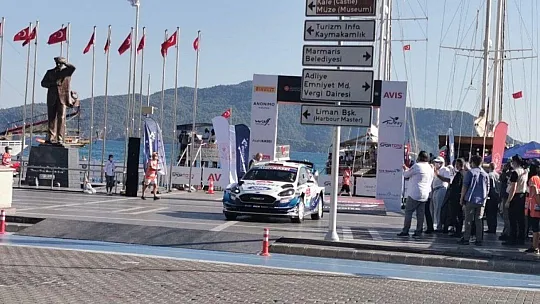 Bakan Kasapoğlu teknede kahve içti, yenilenen Marmaris Şehir Stadyumu'nu gezdi