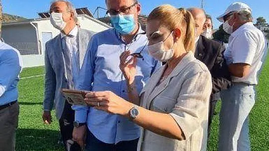 Bakan Kasapoğlu teknede kahve içti, yenilenen Marmaris Şehir Stadyumu'nu gezdi
