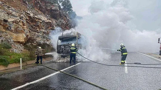 Balık yemi yüklü kamyon tamamen yandı
