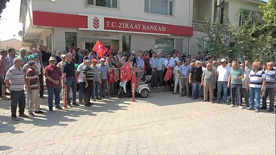 Çiftçiler traktörlerle yol kapattı