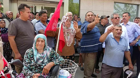 Çiftçiler traktörlerle yol kapattı