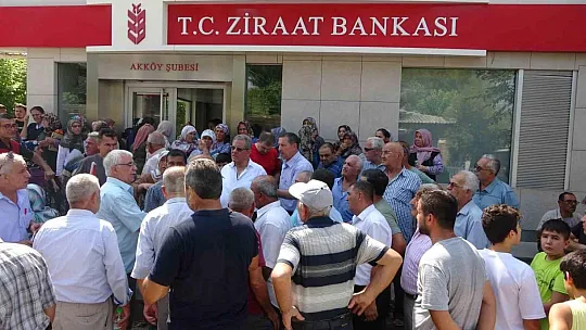 Çiftçiler traktörlerle yol kapattı