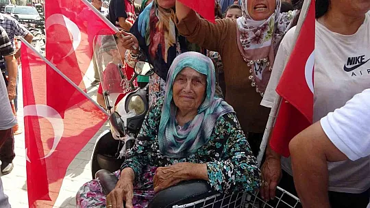Çiftçiler traktörlerle yol kapattı