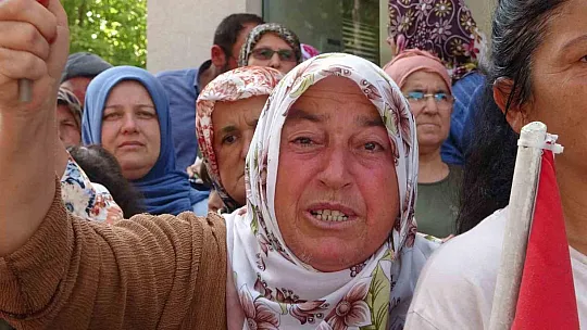 Çiftçiler traktörlerle yol kapattı