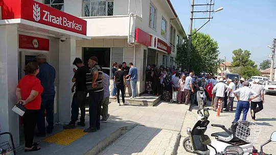 Çiftçiler traktörlerle yol kapattı