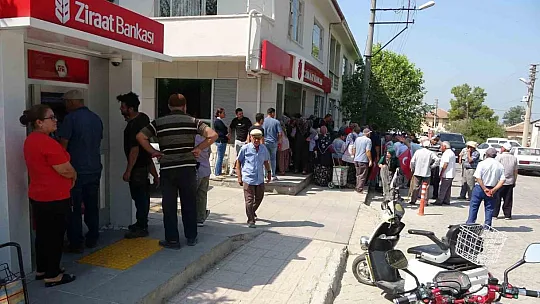 Çiftçiler traktörlerle yol kapattı