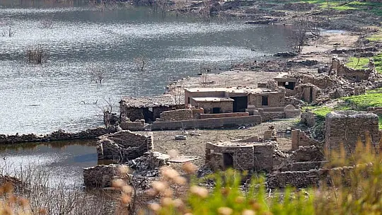 Su seviyesinin düşmesi ile tarihi köy evleri ortaya çıktı